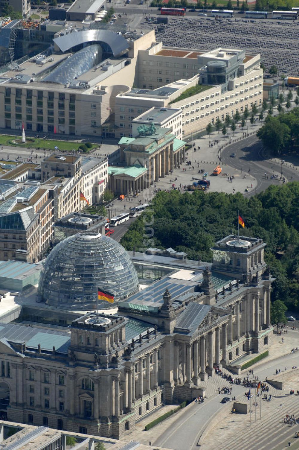 Berlin aus der Vogelperspektive: Berliner Reichstag / Bundestag im Regierungsviertel