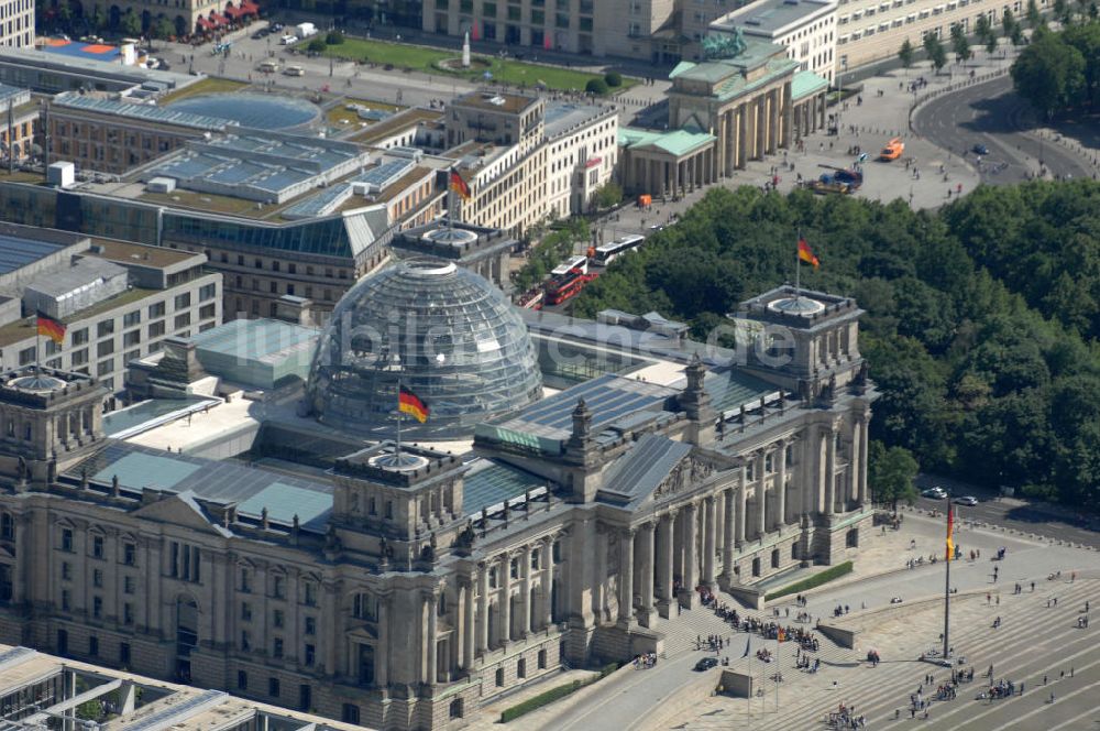 Luftaufnahme Berlin - Berliner Reichstag / Bundestag im Regierungsviertel