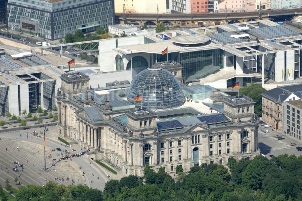 Berlin von oben - Berliner Reichstag / Bundestag im Regierungsviertel