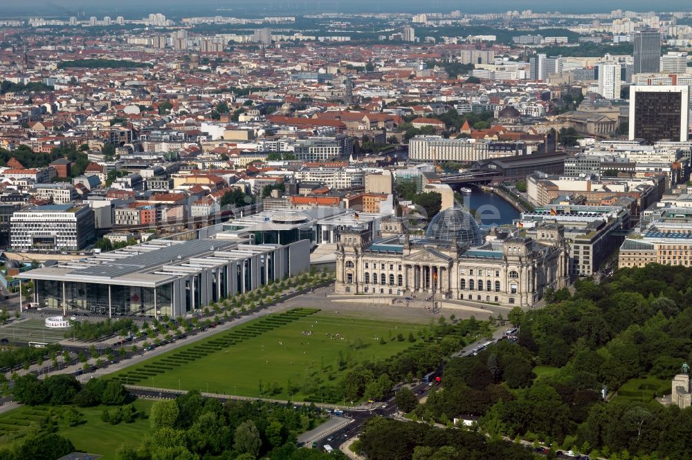 Berlin aus der Vogelperspektive: Berliner Reichstag und das Paul-Löbe-Haus am Spreebogen in Berlin - Mitte