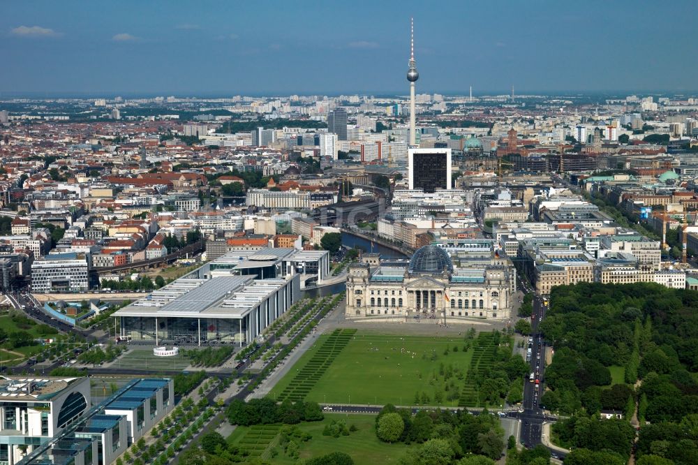 Luftaufnahme Berlin - Berliner Reichstag und das Paul-Löbe-Haus am Spreebogen in Berlin - Mitte