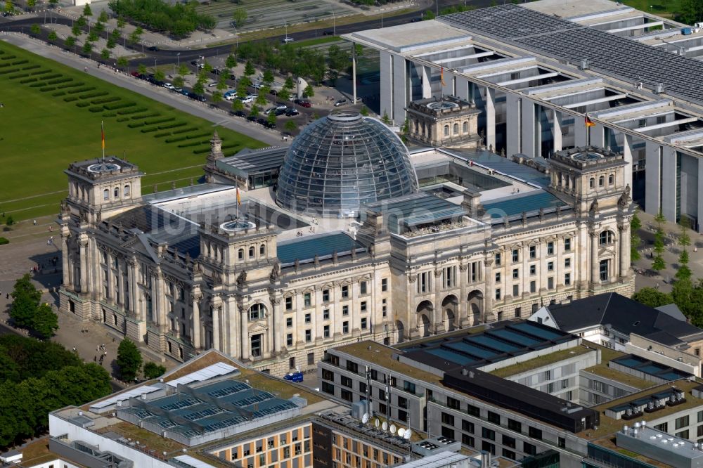 Berlin aus der Vogelperspektive: Berliner Reichstag - Reichstagsgebäude am Platz der Republik im Ortsteil Mitte in Berlin