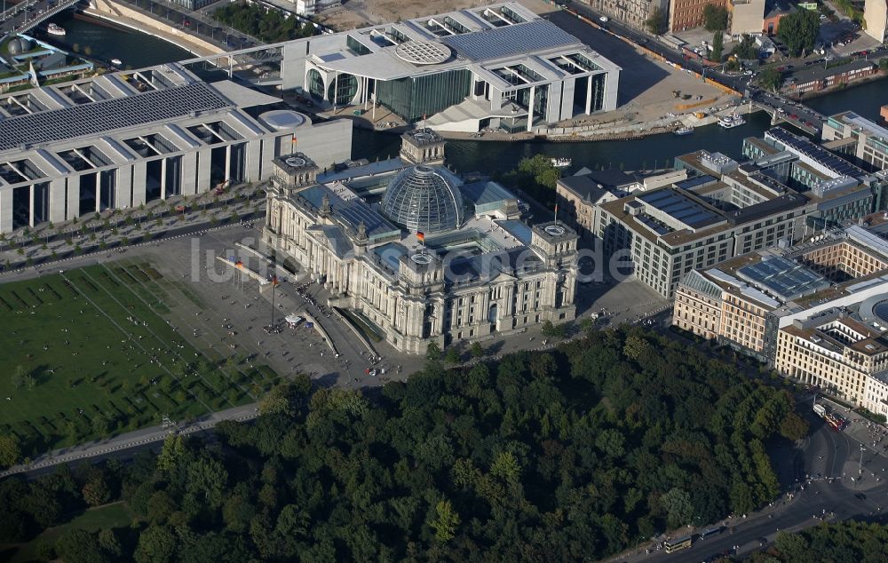 Berlin von oben - Berliner Reichstag - Reichstagsgebäude am Platz der Republik im Ortsteil Mitte in Berlin