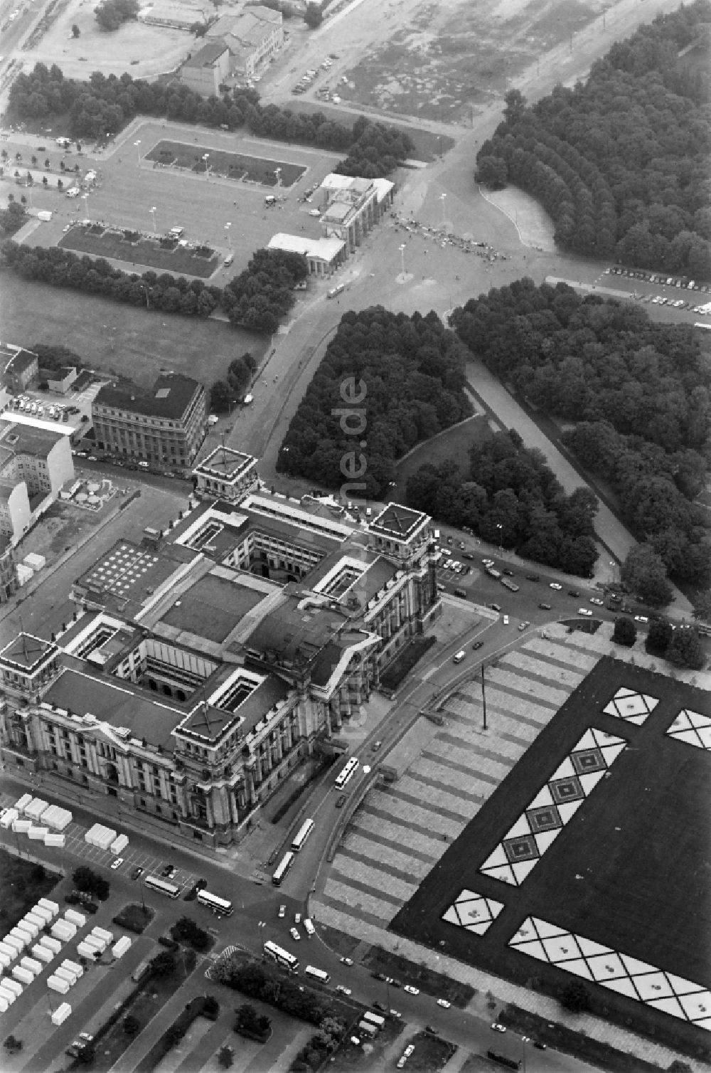 Luftbild Berlin - Berliner Reichstag - Reichstagsgebäude am Platz der Republik im Ortsteil Mitte in Berlin