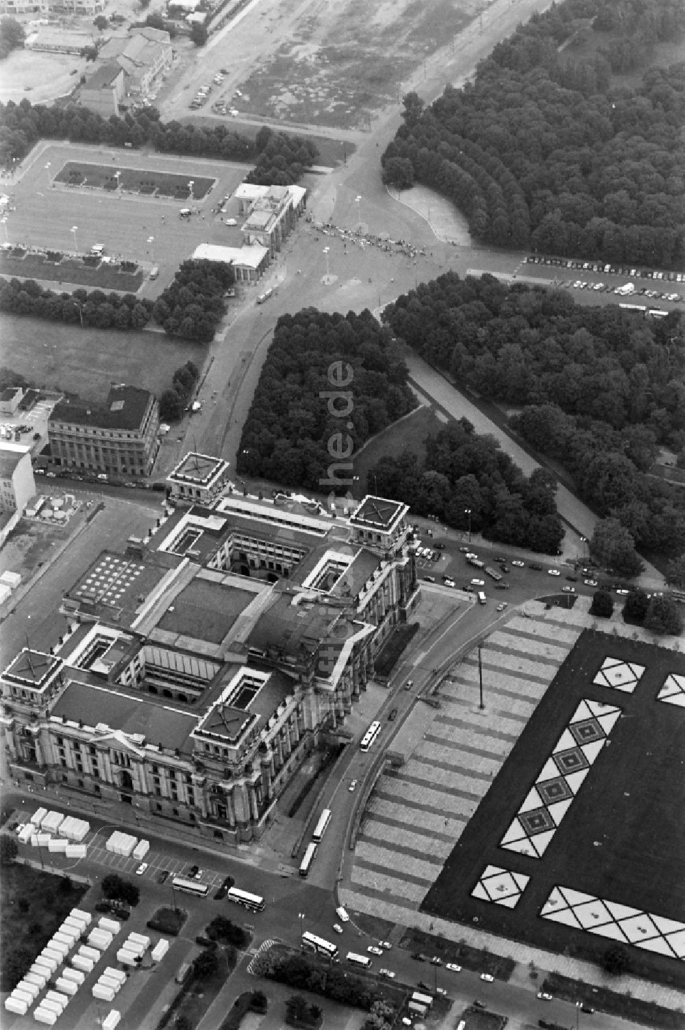 Luftaufnahme Berlin - Berliner Reichstag - Reichstagsgebäude am Platz der Republik im Ortsteil Mitte in Berlin