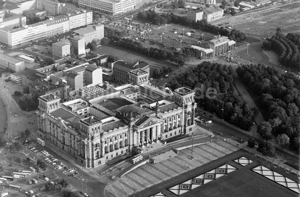 Berlin von oben - Berliner Reichstag - Reichstagsgebäude am Platz der Republik im Ortsteil Mitte in Berlin