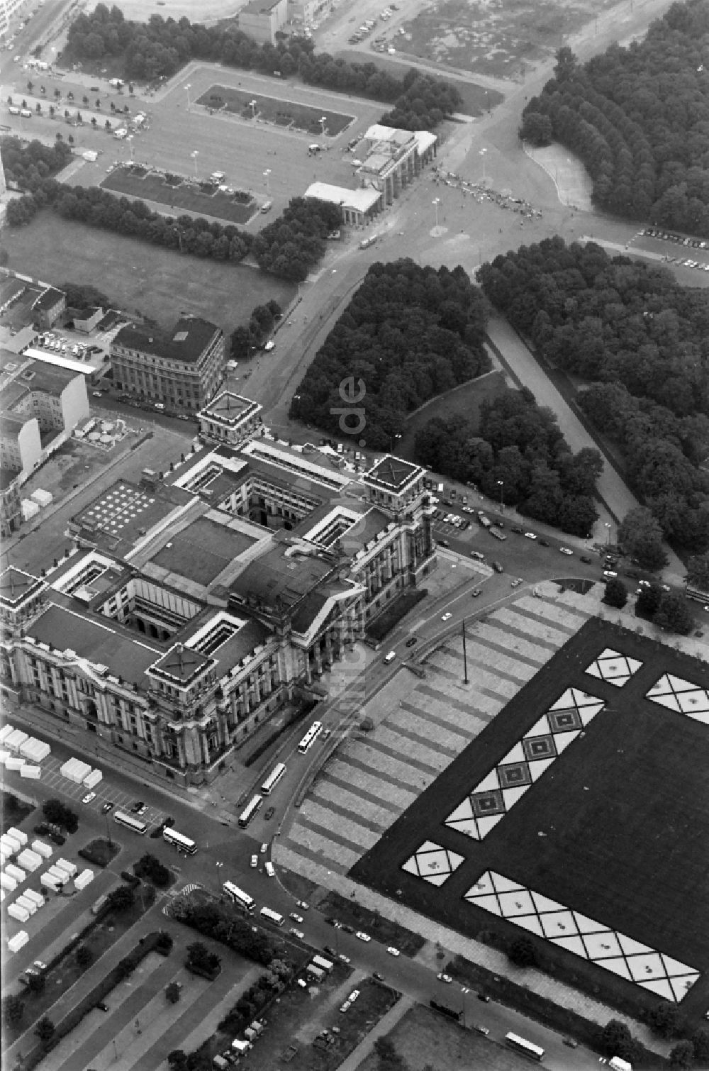 Berlin aus der Vogelperspektive: Berliner Reichstag - Reichstagsgebäude am Platz der Republik im Ortsteil Mitte in Berlin