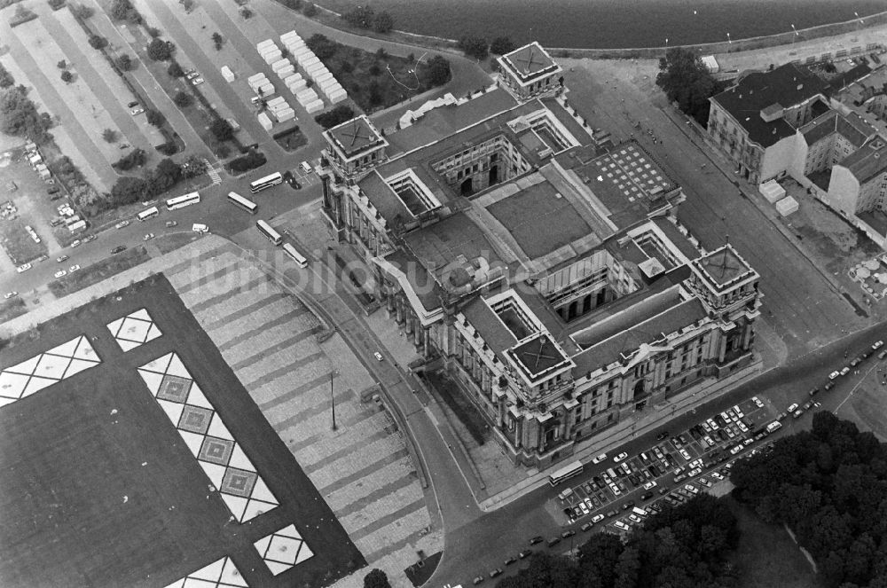 Luftbild Berlin - Berliner Reichstag - Reichstagsgebäude am Platz der Republik im Ortsteil Mitte in Berlin