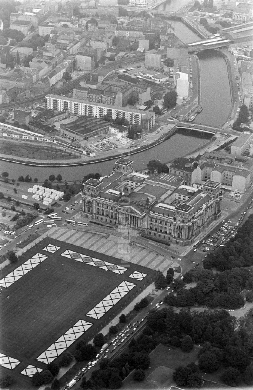 Luftaufnahme Berlin - Berliner Reichstag - Reichstagsgebäude am Platz der Republik im Ortsteil Mitte in Berlin