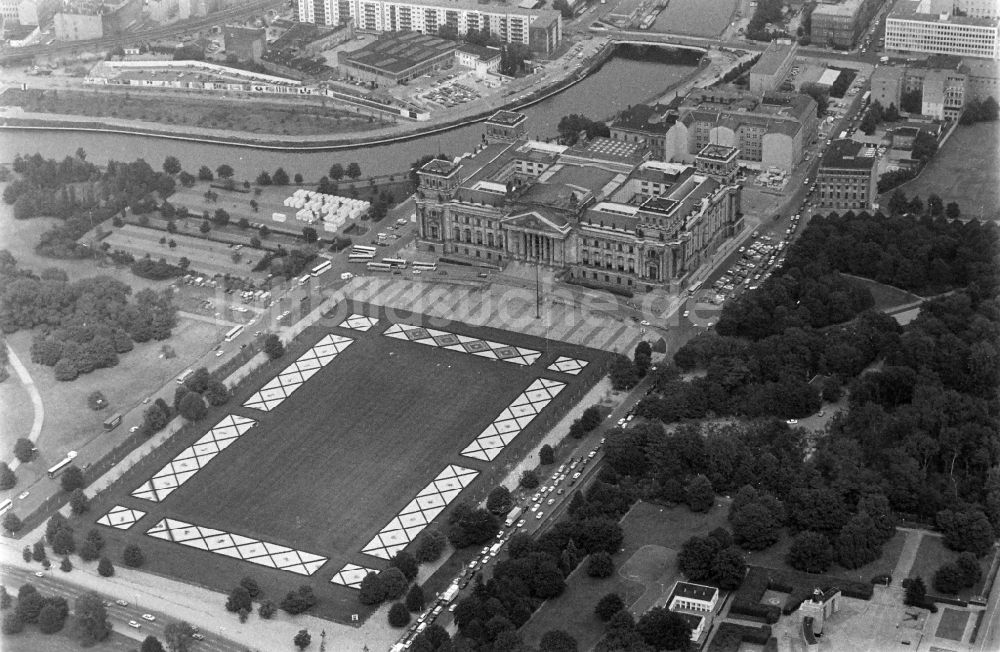 Berlin von oben - Berliner Reichstag - Reichstagsgebäude am Platz der Republik im Ortsteil Mitte in Berlin