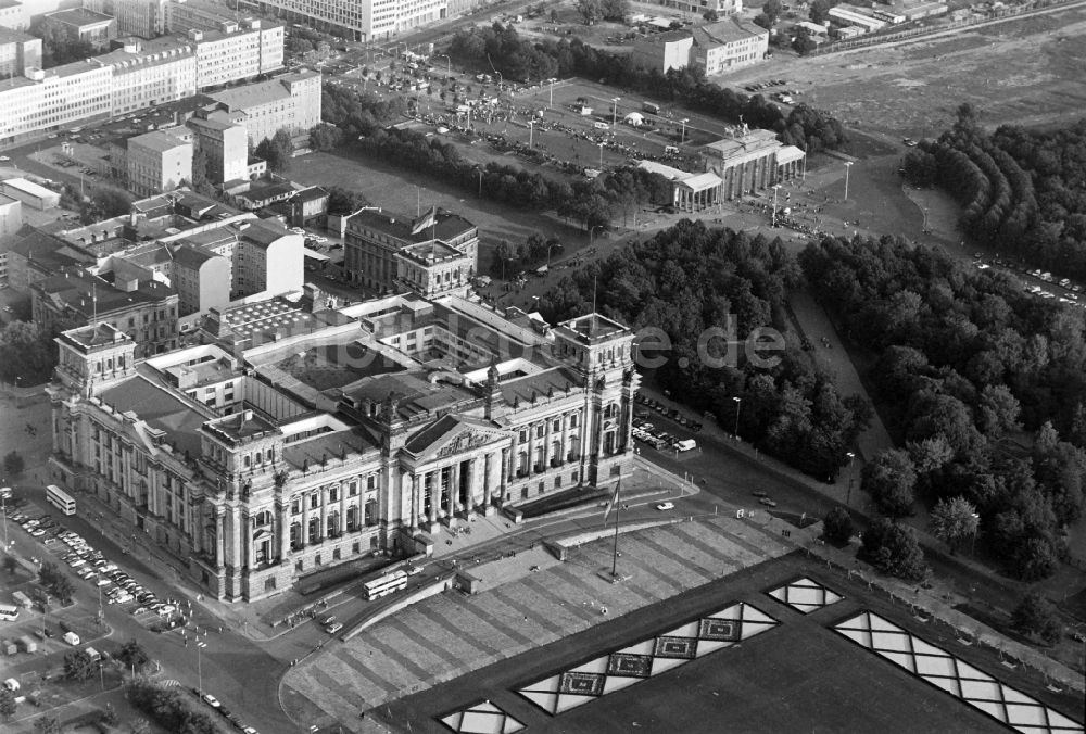 Berlin aus der Vogelperspektive: Berliner Reichstag - Reichstagsgebäude am Platz der Republik im Ortsteil Mitte in Berlin