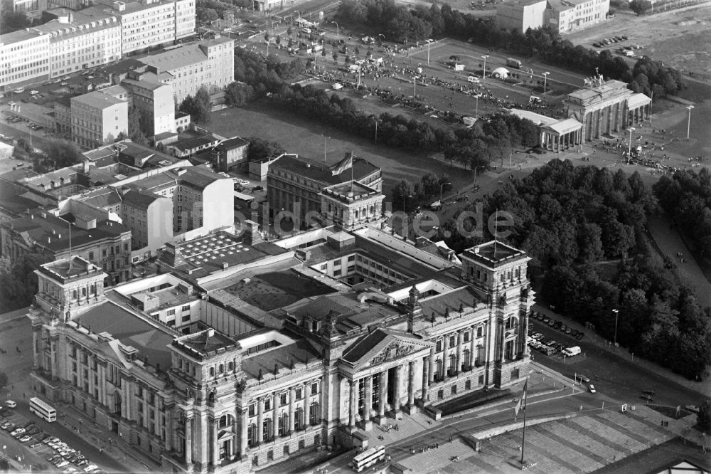 Luftbild Berlin - Berliner Reichstag - Reichstagsgebäude am Platz der Republik im Ortsteil Mitte in Berlin