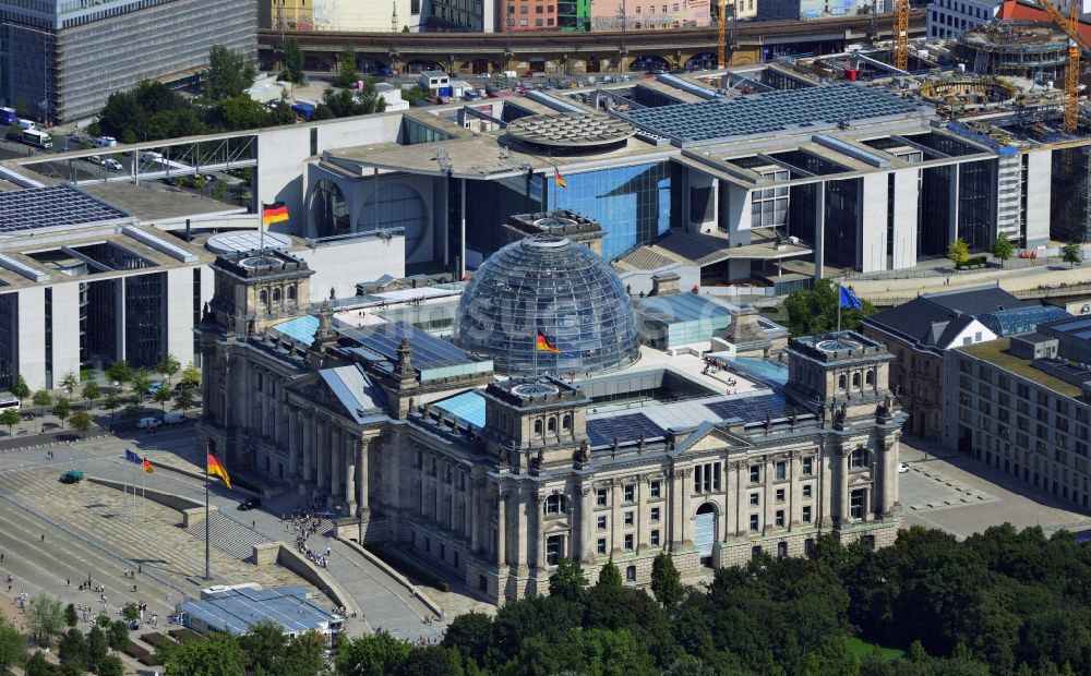 Luftaufnahme Berlin Mitte - Berliner Reichstag am Spreebogen in Berlin - Mitte