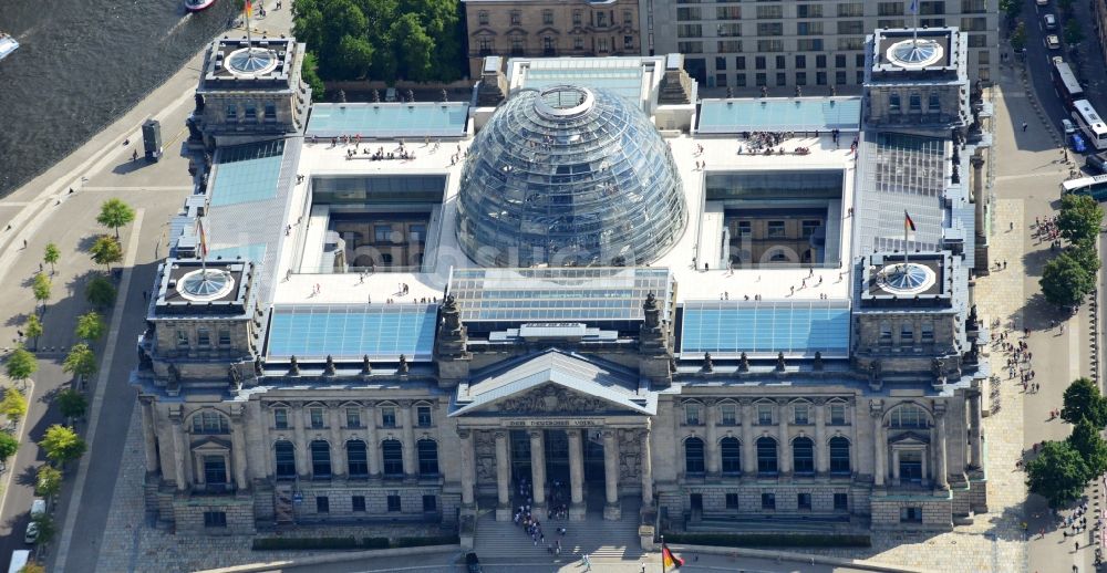 Berlin Mitte aus der Vogelperspektive: Berliner Reichstag am Spreebogen in Berlin - Mitte