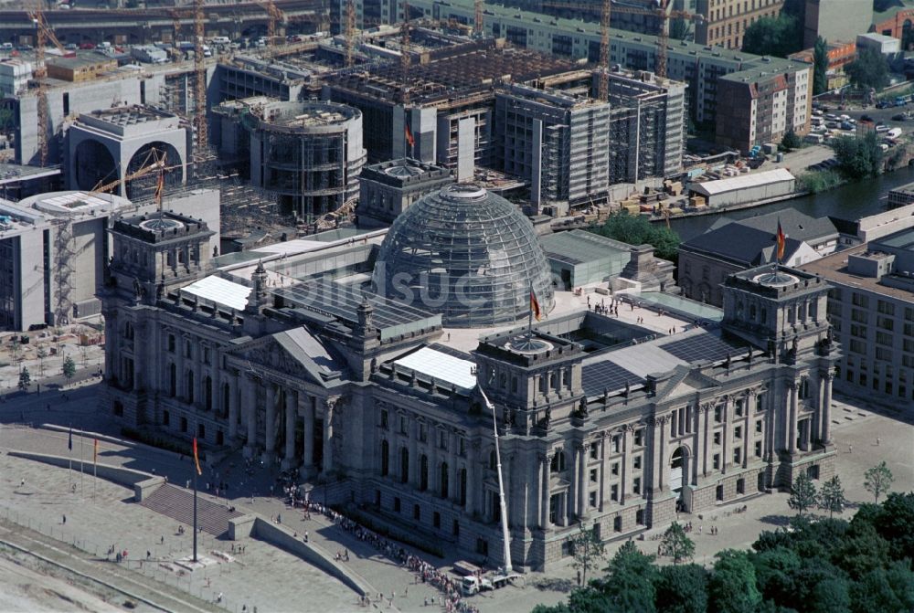 Luftbild Berlin - Berliner Reichstag am Spreebogen in Berlin - Mitte