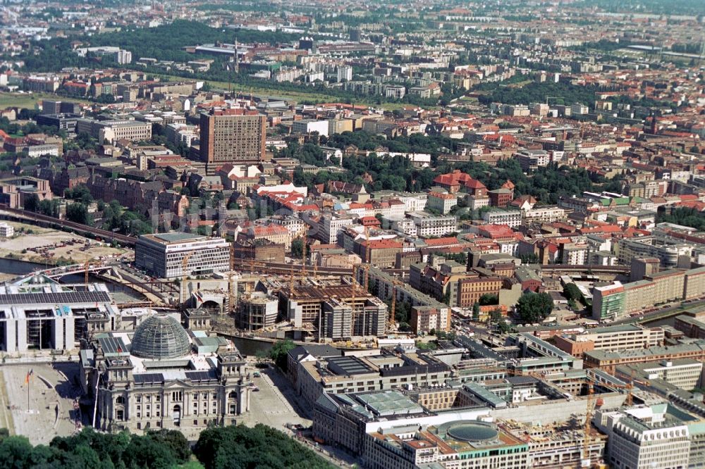 Berlin von oben - Berliner Reichstag am Spreebogen in Berlin - Mitte