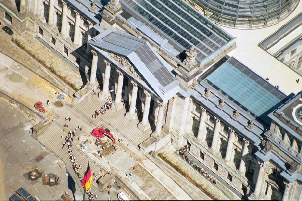 Berlin aus der Vogelperspektive: Berliner Reichstag am Spreebogen in Berlin - Mitte