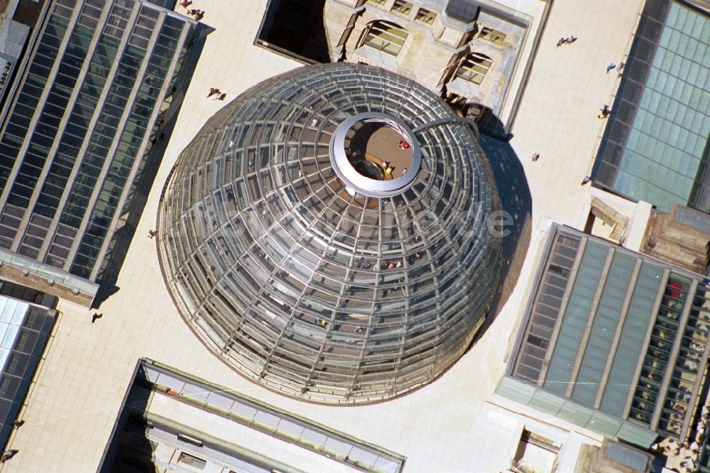 Luftbild Berlin - Berliner Reichstag am Spreebogen in Berlin - Mitte