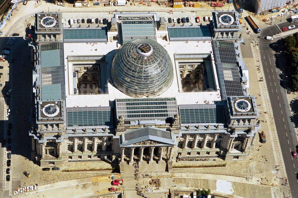 Luftaufnahme Berlin - Berliner Reichstag am Spreebogen in Berlin - Mitte