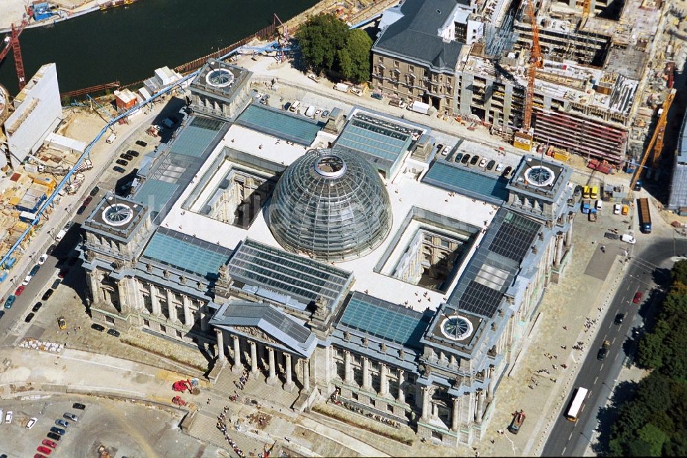 Berlin von oben - Berliner Reichstag am Spreebogen in Berlin - Mitte