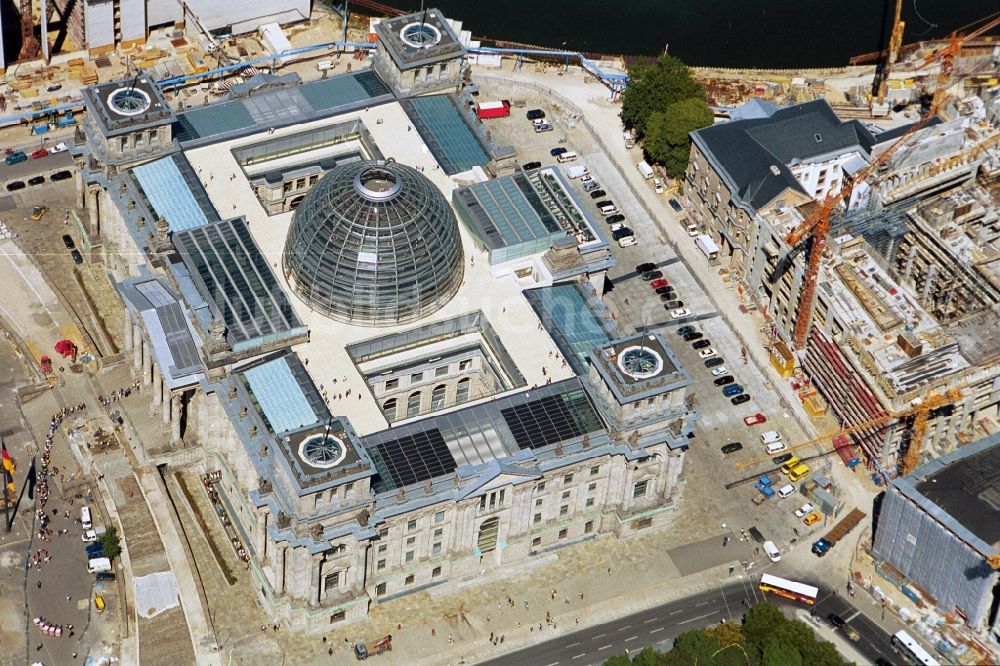 Berlin aus der Vogelperspektive: Berliner Reichstag am Spreebogen in Berlin - Mitte