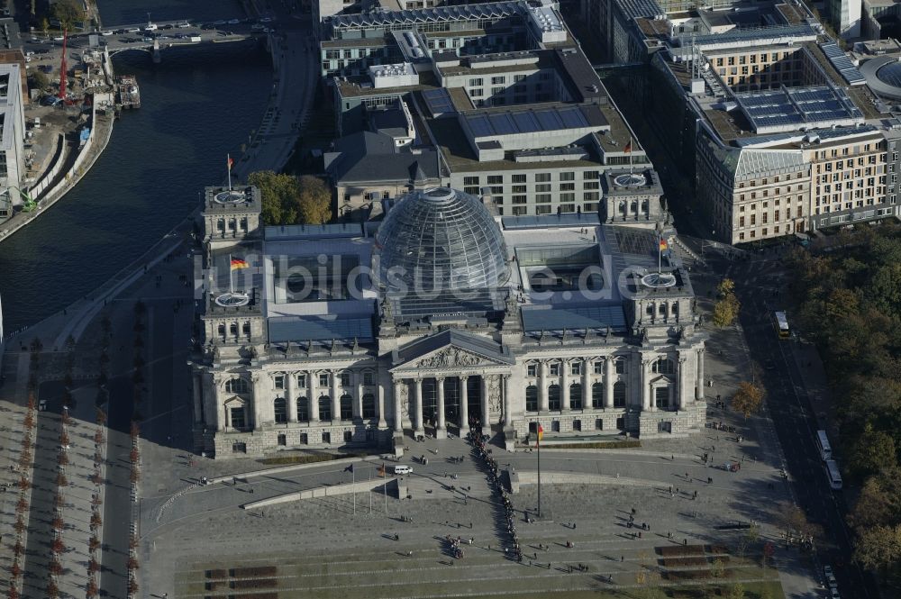 Luftaufnahme Berlin - Berliner Reichstag am Spreebogen in Berlin - Mitte