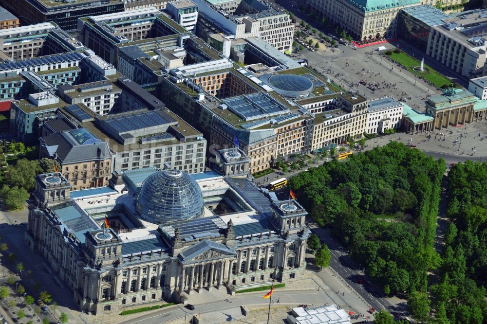 Luftaufnahme Berlin Mitte - Berliner Reichstag am Spreebogen in Berlin - Mitte