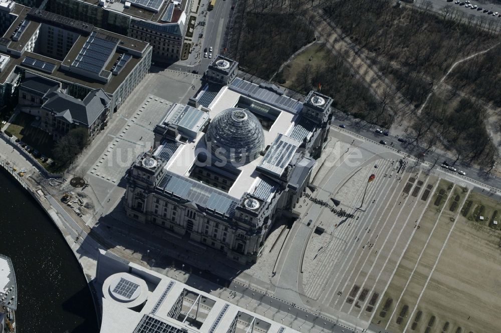 Luftbild Berlin - Berliner Reichstag am Spreebogen in Berlin - Mitte