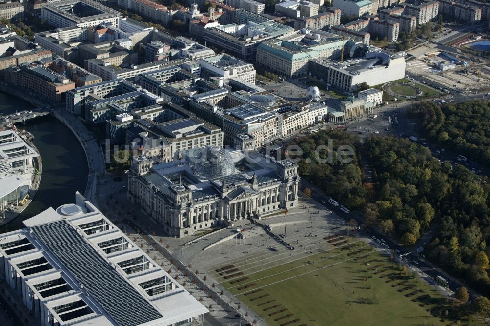 Luftaufnahme Berlin - Berliner Reichstag am Spreebogen in Berlin - Mitte