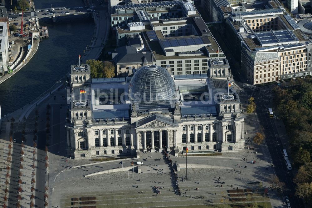 Berlin von oben - Berliner Reichstag am Spreebogen in Berlin - Mitte