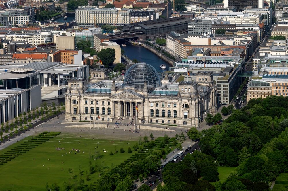 Berlin von oben - Berliner Reichstag am Spreebogen in Berlin - Mitte