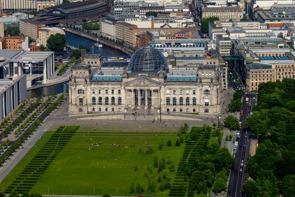 Berlin von oben - Berliner Reichstag am Spreebogen in Berlin - Mitte