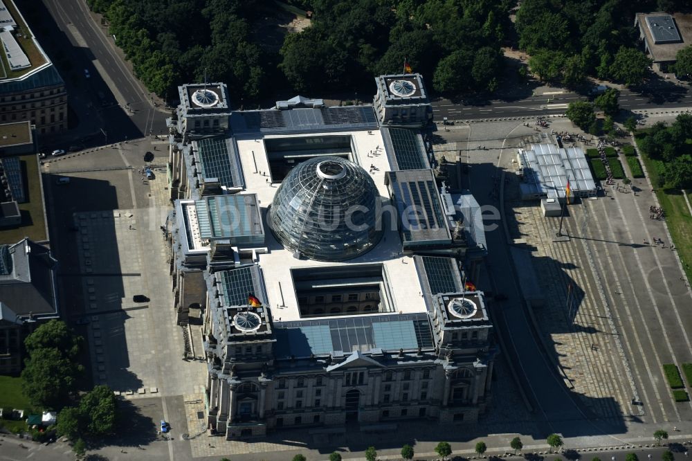 Berlin aus der Vogelperspektive: Berliner Reichstag am Spreebogen in Berlin - Mitte