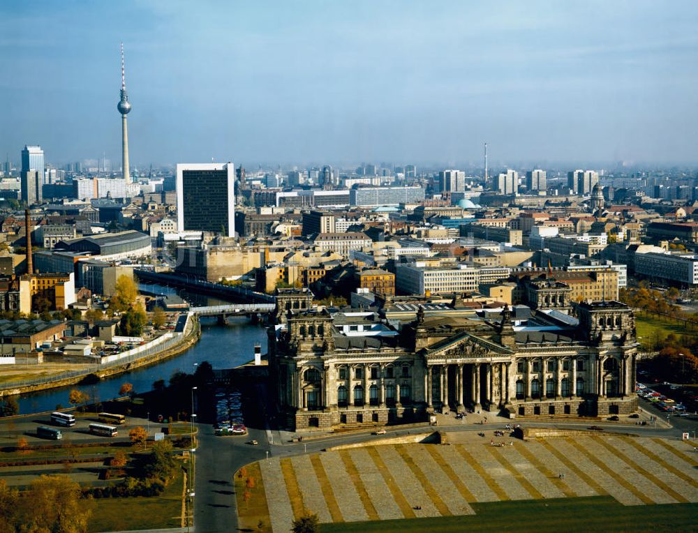 Berlin von oben - Berliner Reichstag in Westberlin an der Mauer zu Ostberlin, der Hauptstadt der DDR