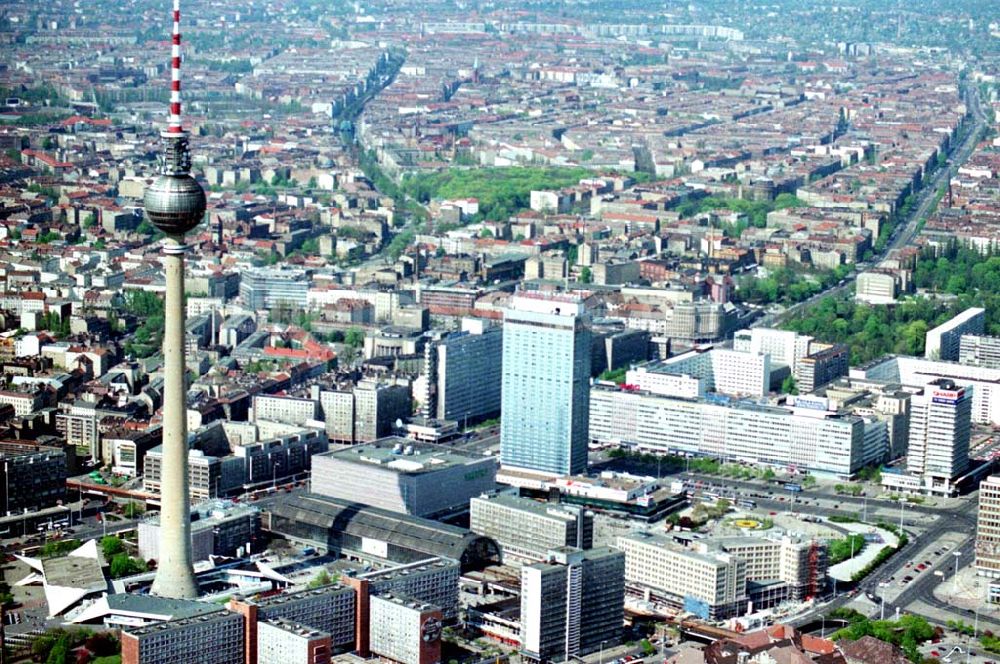 Berlin aus der Vogelperspektive: 01.05.1995 Berliner-Stadtzentrum Alex Fernsehturm