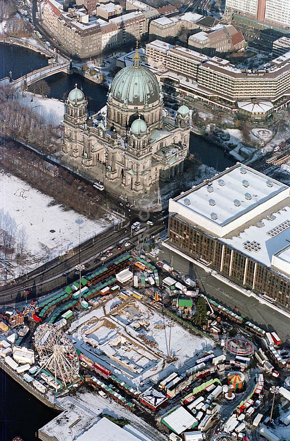 Berlin aus der Vogelperspektive: Berliner Weihnachtsmarkt auf dem Schloßplatz vor dem Palast der Republik in Berlin-Mitte.