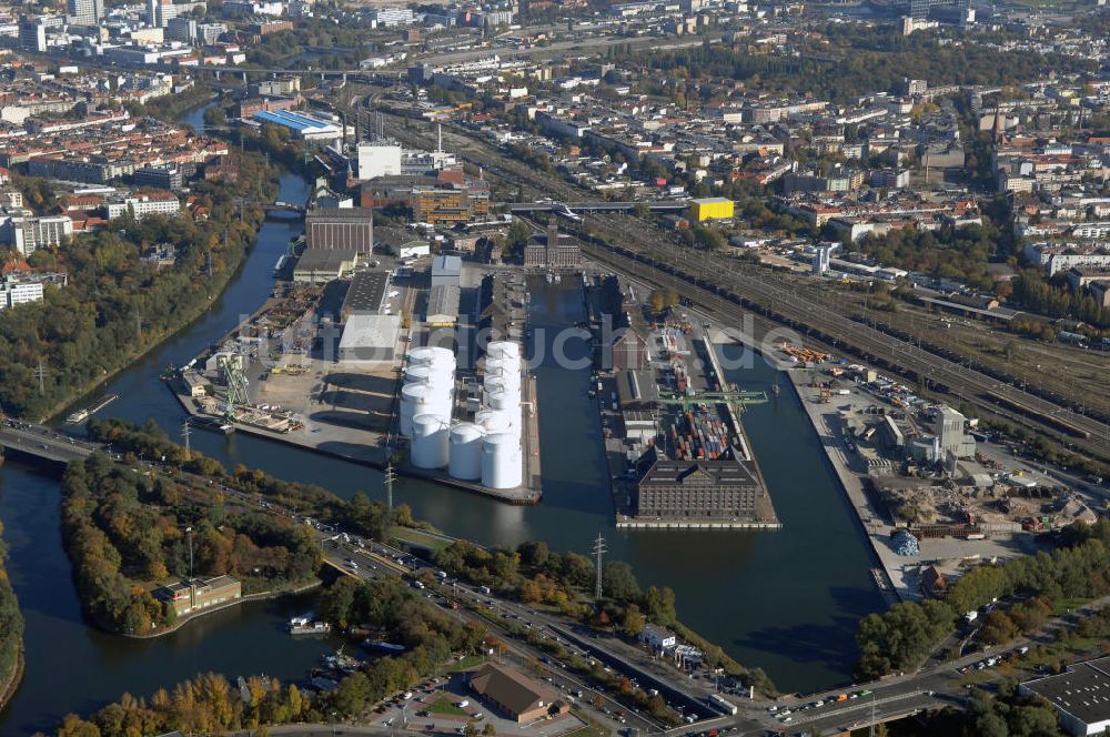 Luftaufnahme Berlin - Berliner Westhafen ist ein Binnenhafen im Ortsteil Moabit des Bezirks Mitte