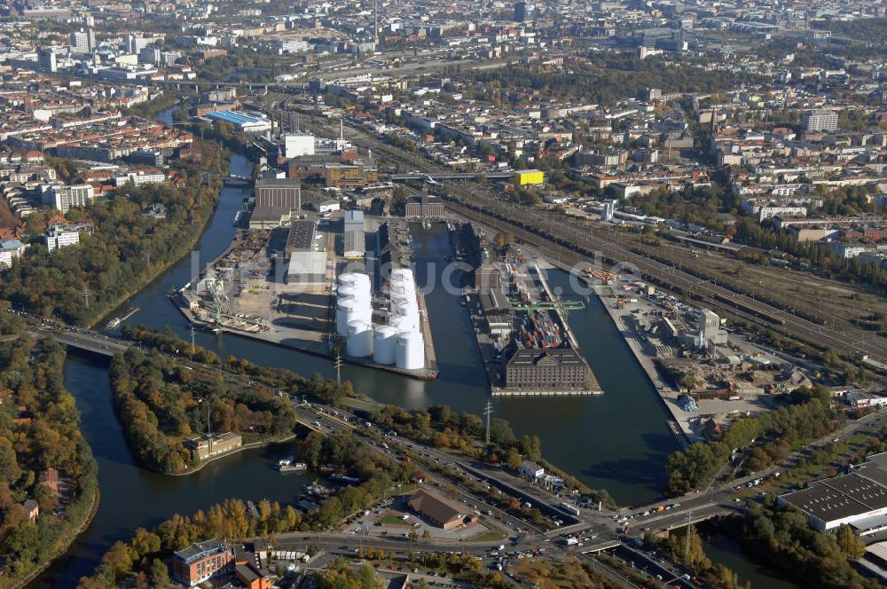 Berlin von oben - Berliner Westhafen ist ein Binnenhafen im Ortsteil Moabit des Bezirks Mitte