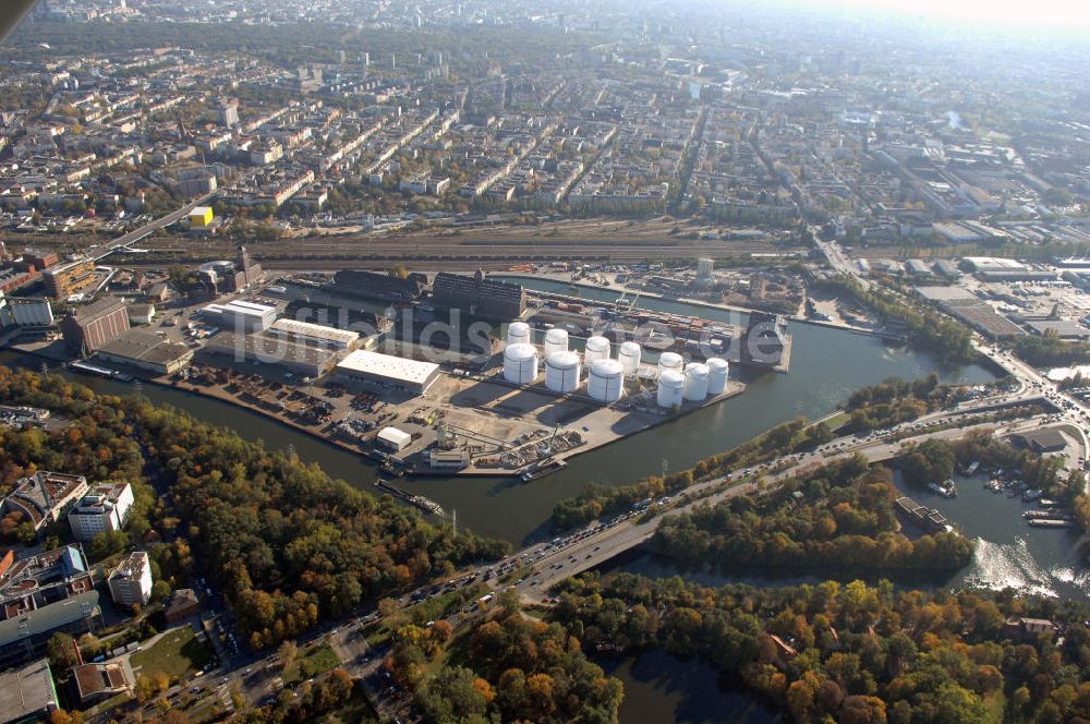 Berlin von oben - Berliner Westhafen ist ein Binnenhafen im Ortsteil Moabit des Bezirks Mitte