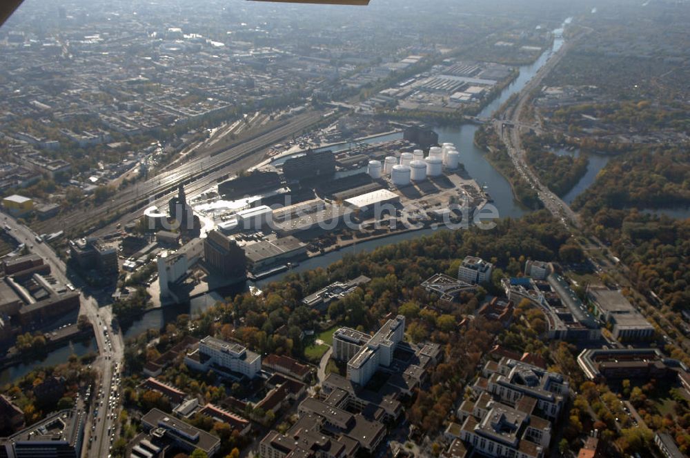 Luftbild Berlin - Berliner Westhafen ist ein Binnenhafen im Ortsteil Moabit des Bezirks Mitte