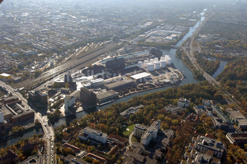 Luftaufnahme Berlin - Berliner Westhafen ist ein Binnenhafen im Ortsteil Moabit des Bezirks Mitte