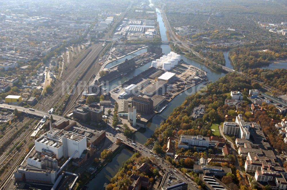 Berlin von oben - Berliner Westhafen ist ein Binnenhafen im Ortsteil Moabit des Bezirks Mitte