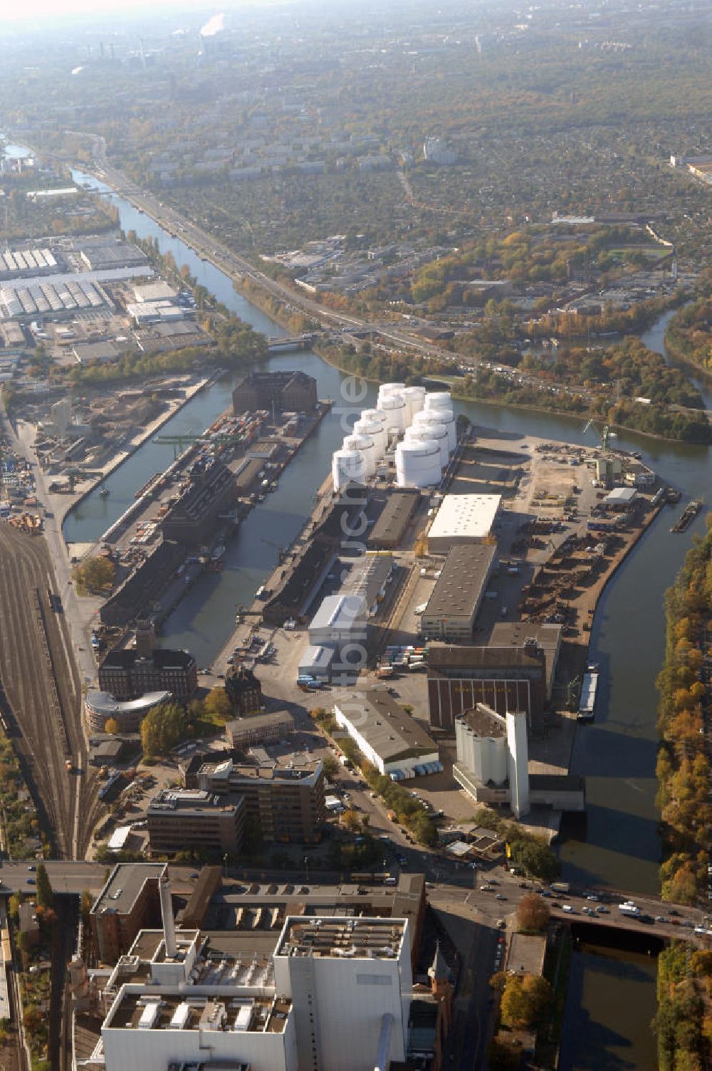 Luftbild Berlin - Berliner Westhafen ist ein Binnenhafen im Ortsteil Moabit des Bezirks Mitte