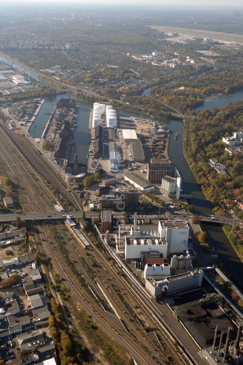 Luftaufnahme Berlin - Berliner Westhafen ist ein Binnenhafen im Ortsteil Moabit des Bezirks Mitte