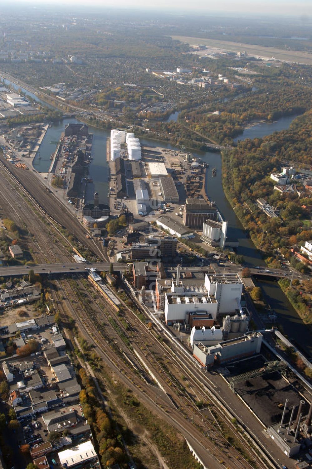 Berlin von oben - Berliner Westhafen ist ein Binnenhafen im Ortsteil Moabit des Bezirks Mitte