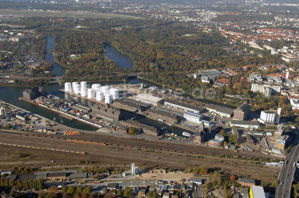 Berlin von oben - Berliner Westhafen ist ein Binnenhafen im Ortsteil Moabit des Bezirks Mitte