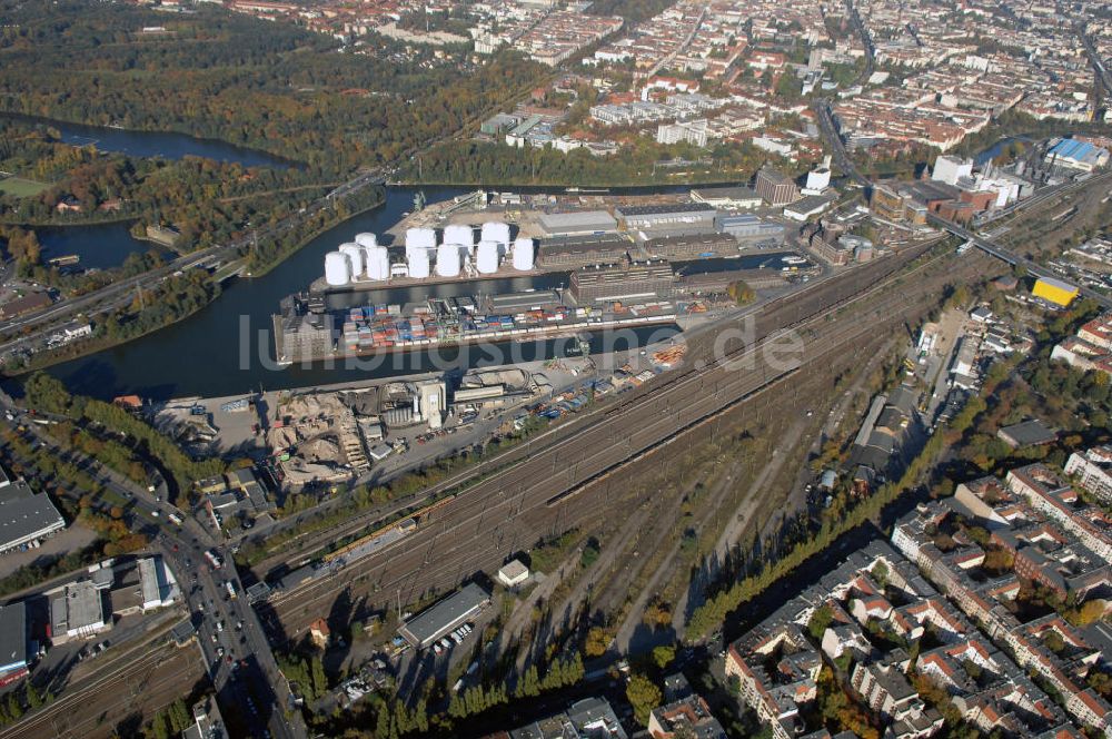 Berlin von oben - Berliner Westhafen ist ein Binnenhafen im Ortsteil Moabit des Bezirks Mitte