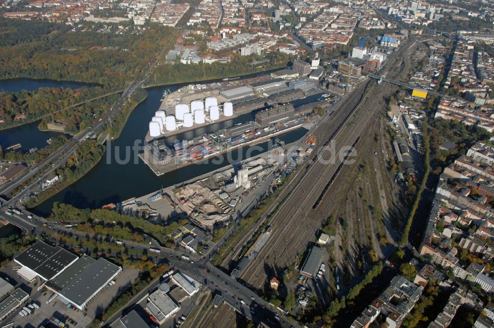 Berlin von oben - Berliner Westhafen ist ein Binnenhafen im Ortsteil Moabit des Bezirks Mitte