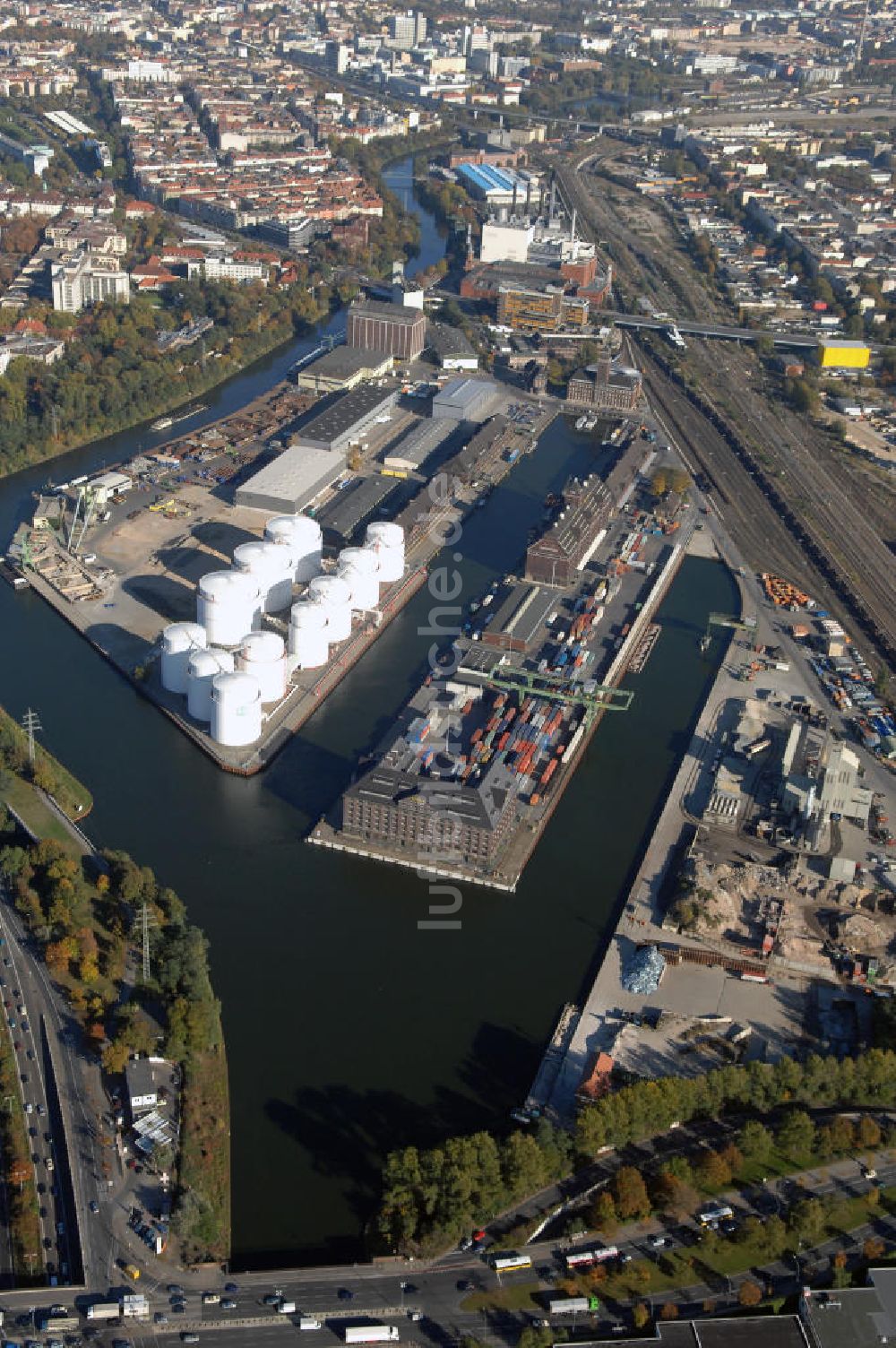 Berlin von oben - Berliner Westhafen ist ein Binnenhafen im Ortsteil Moabit des Bezirks Mitte