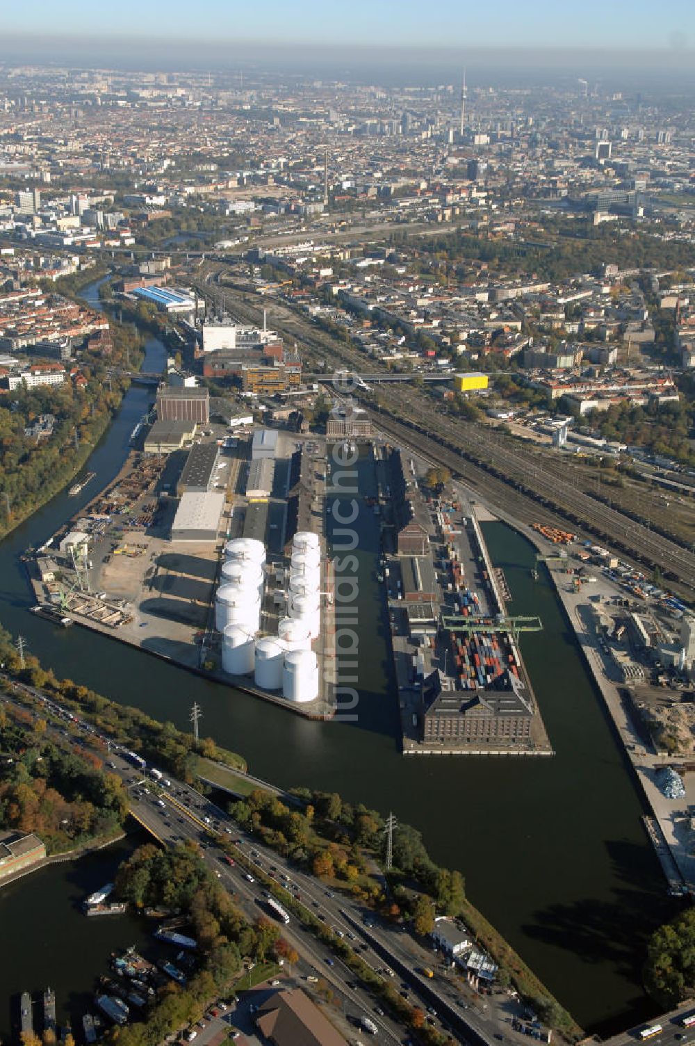 Luftaufnahme Berlin - Berliner Westhafen ist ein Binnenhafen im Ortsteil Moabit des Bezirks Mitte